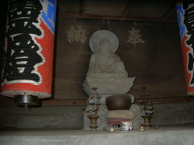 八幡平の首塚お堂の仏像写真